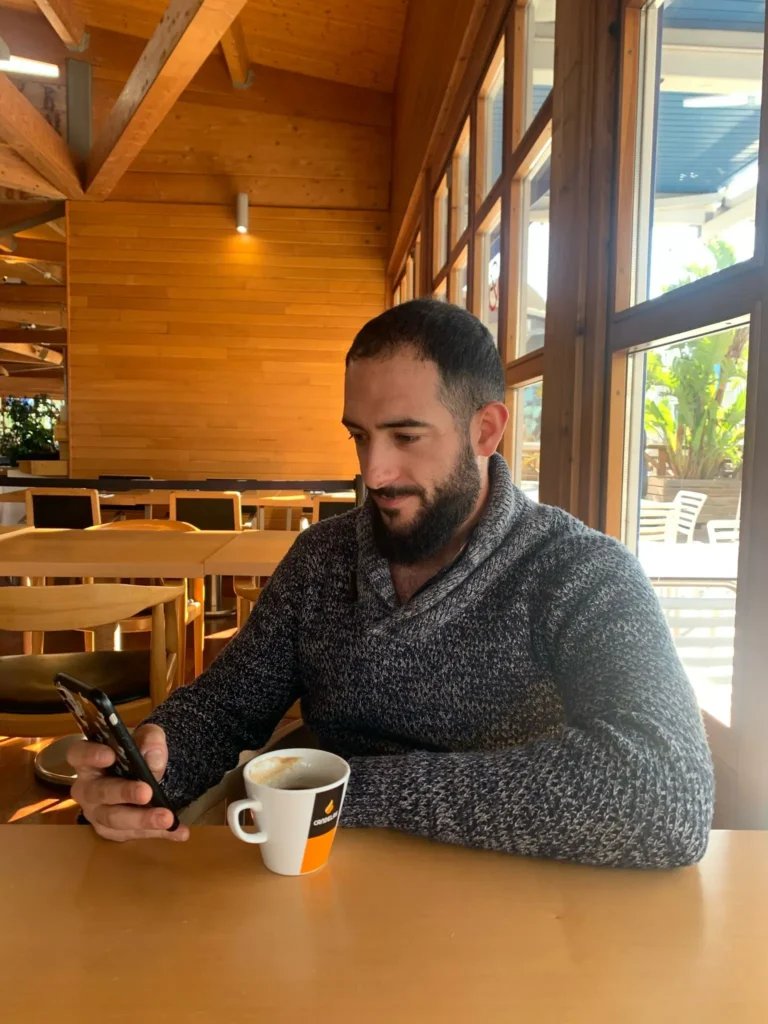 medico trabajando online fuera de casa